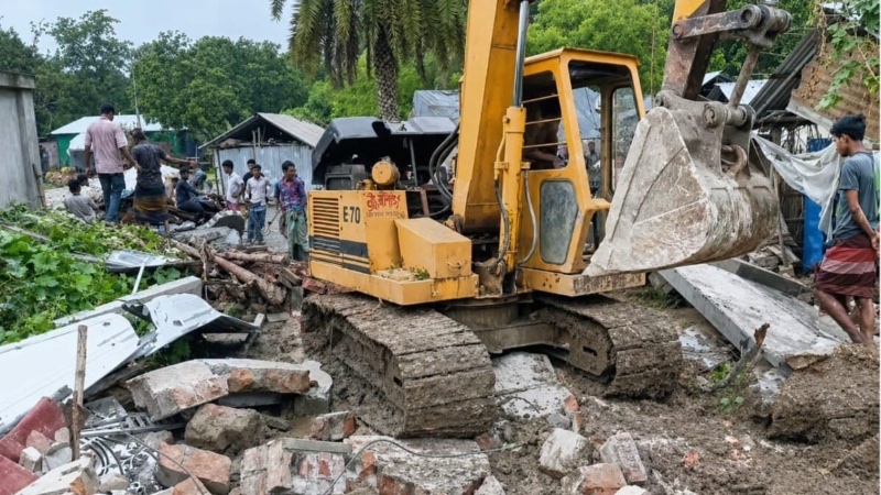 প্রথম স্ত্রীকে নিয়ে মালয়েশিয়ায় স্বামী, এক্সক্যাভেটর দিয়ে বাড়ি গুঁড়িয়ে দিলেন দ্বিতীয় স্ত্রী — 1
