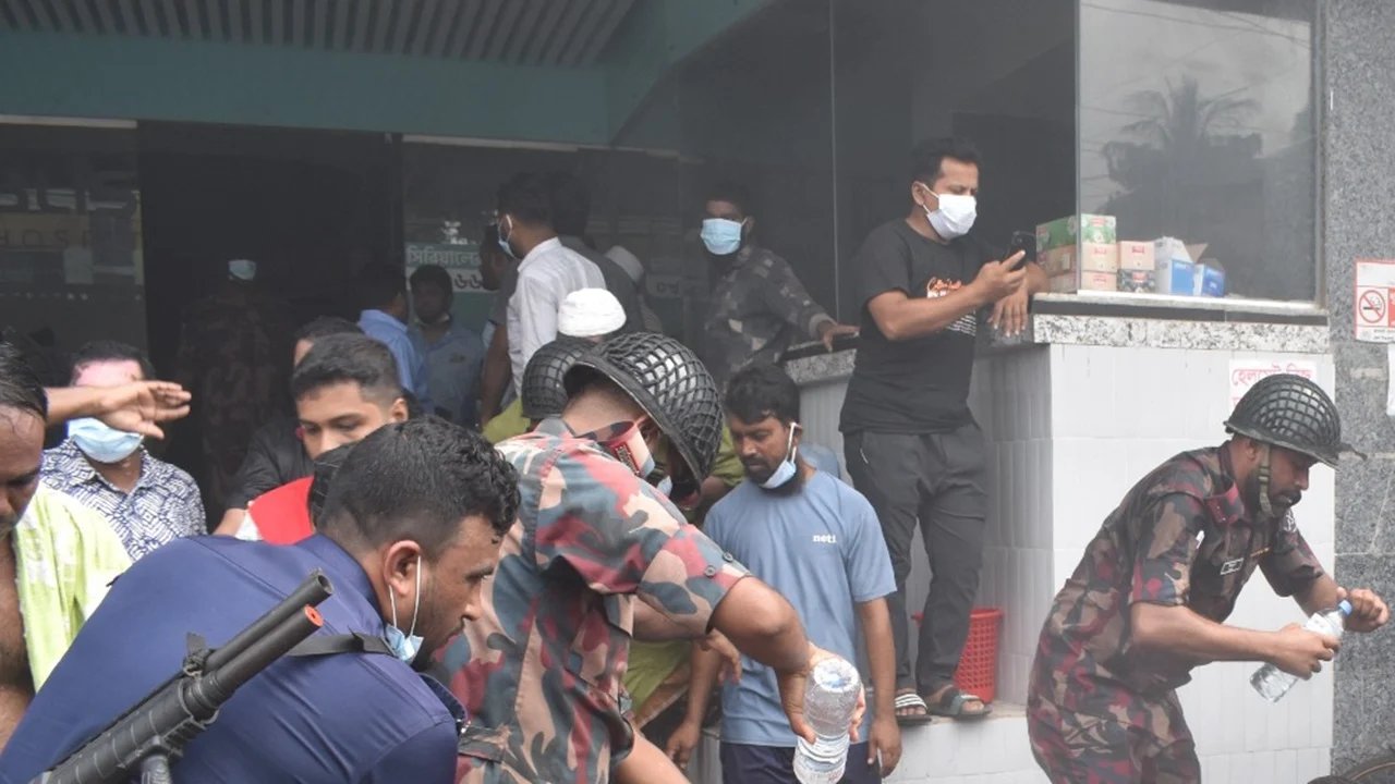 সাতক্ষীরার ব্লিস হাসপাতালে আগুন, উদ্ধার অভিযানে বিজিবি — 1