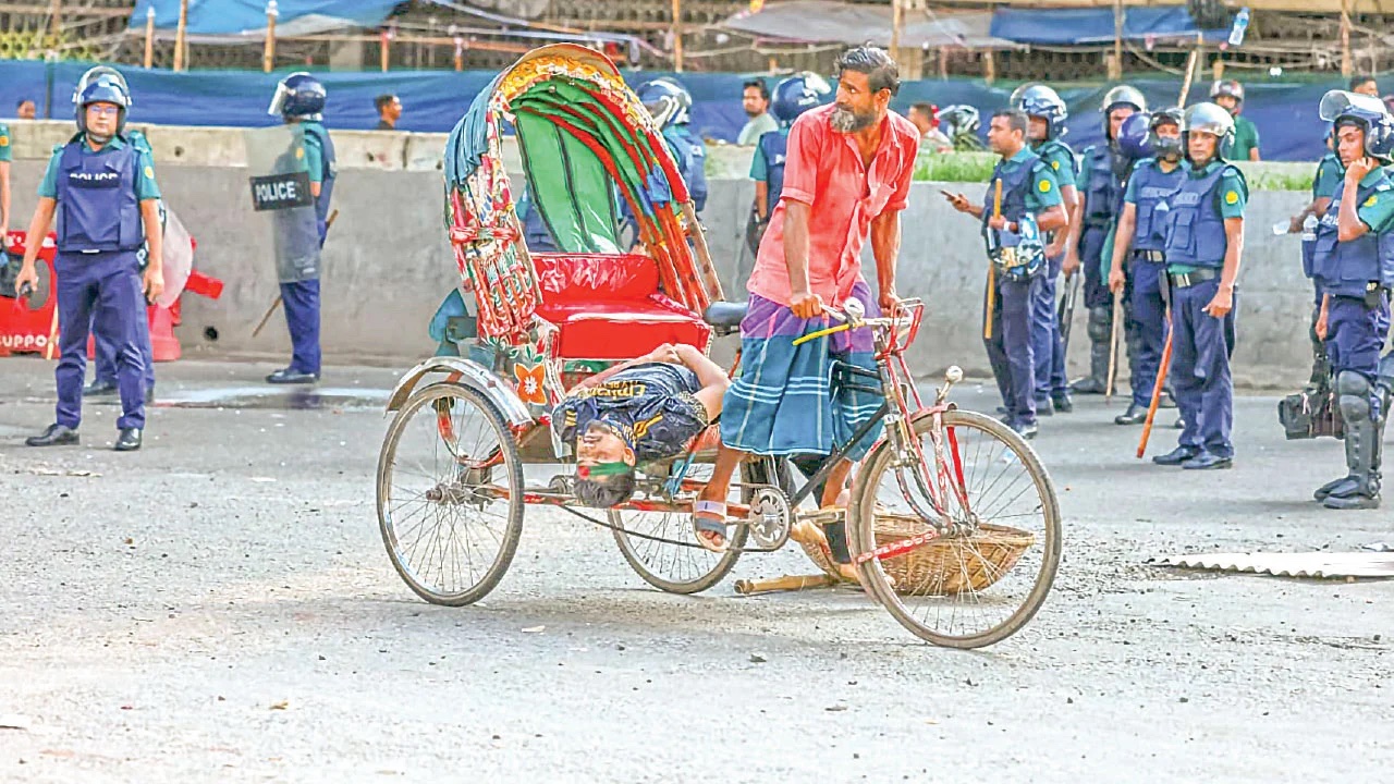 মাথায় লাল-সবুজের পতাকা বাঁধা ১৬ বছরের কিশোর ঝুলছেন রিকশার পাদানিতে। সামনে এগিয়ে যাচ্ছেন রিকশাচালক।