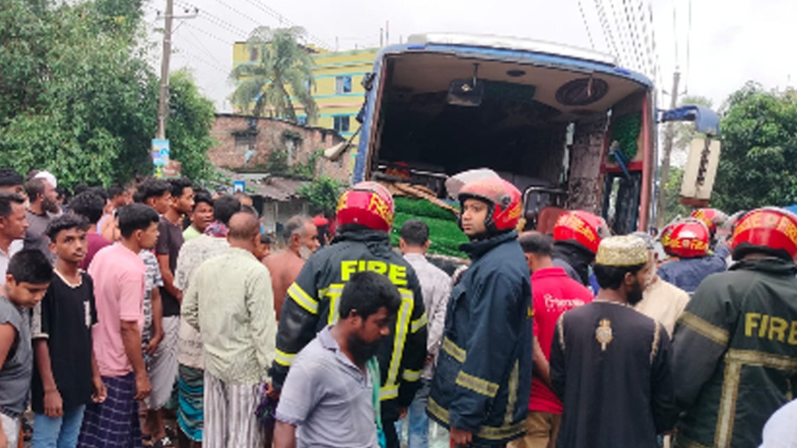 বগুড়া-নওগাঁ মহাসড়কের এরুলিয়ার সিল্কিবান্ধা এলাকায় বাসচাপায় ৬ জন নিহত হয়েছেন — 1