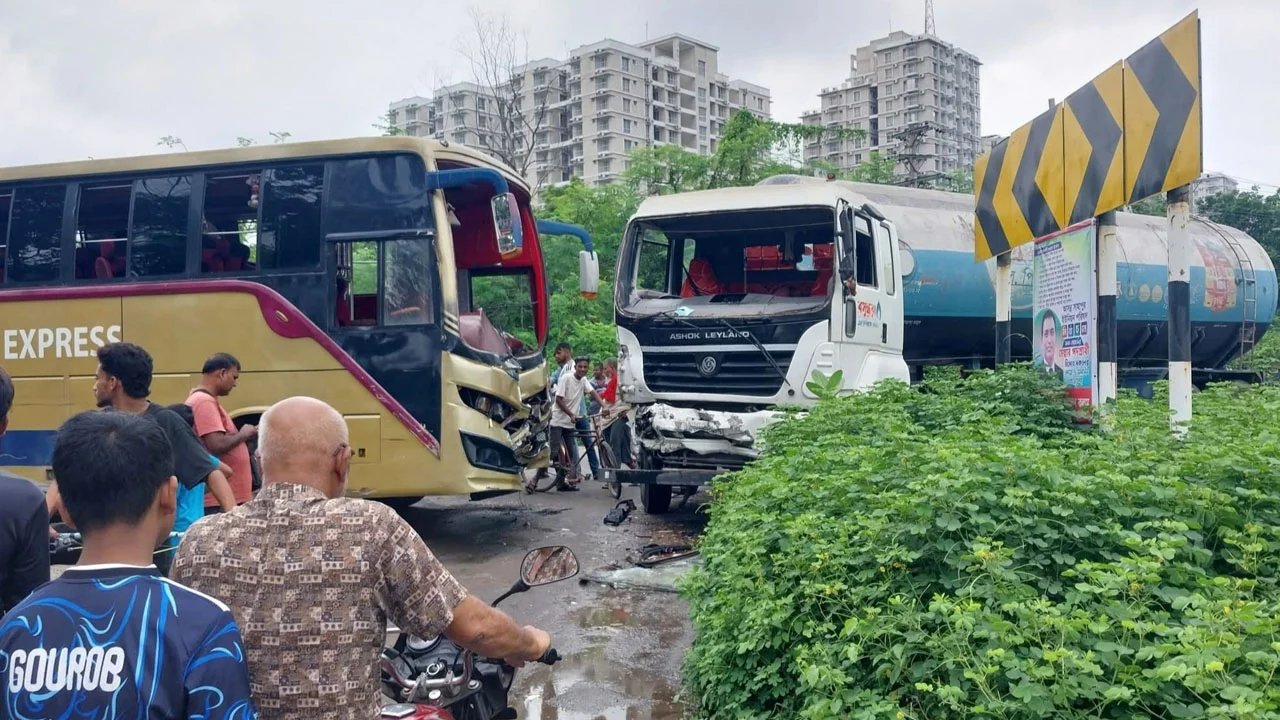 ঈশ্বরদীতে বাস ও এলপিজিবাহী ট্যাঙ্কারের সংঘর্ষে আহত ১৫