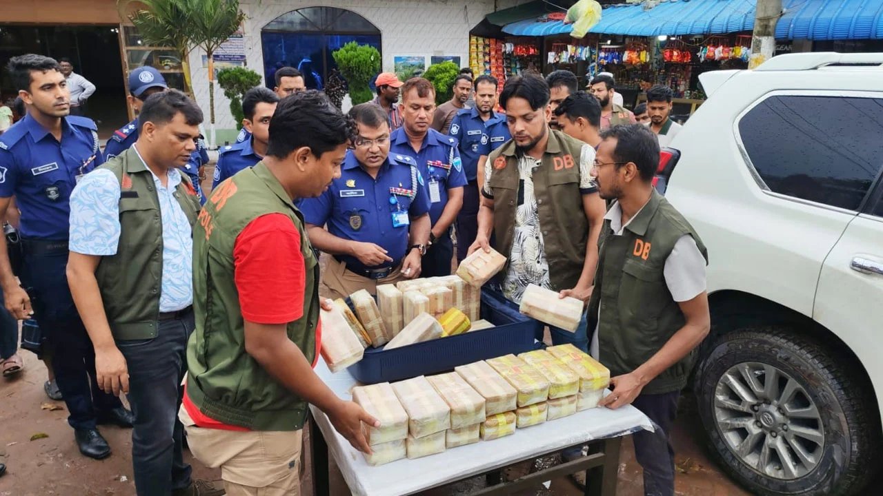 কুমিল্লায় প্রাডো গাড়িতে ১৫ কোটি টাকার ইয়াবাসহ আটক ২