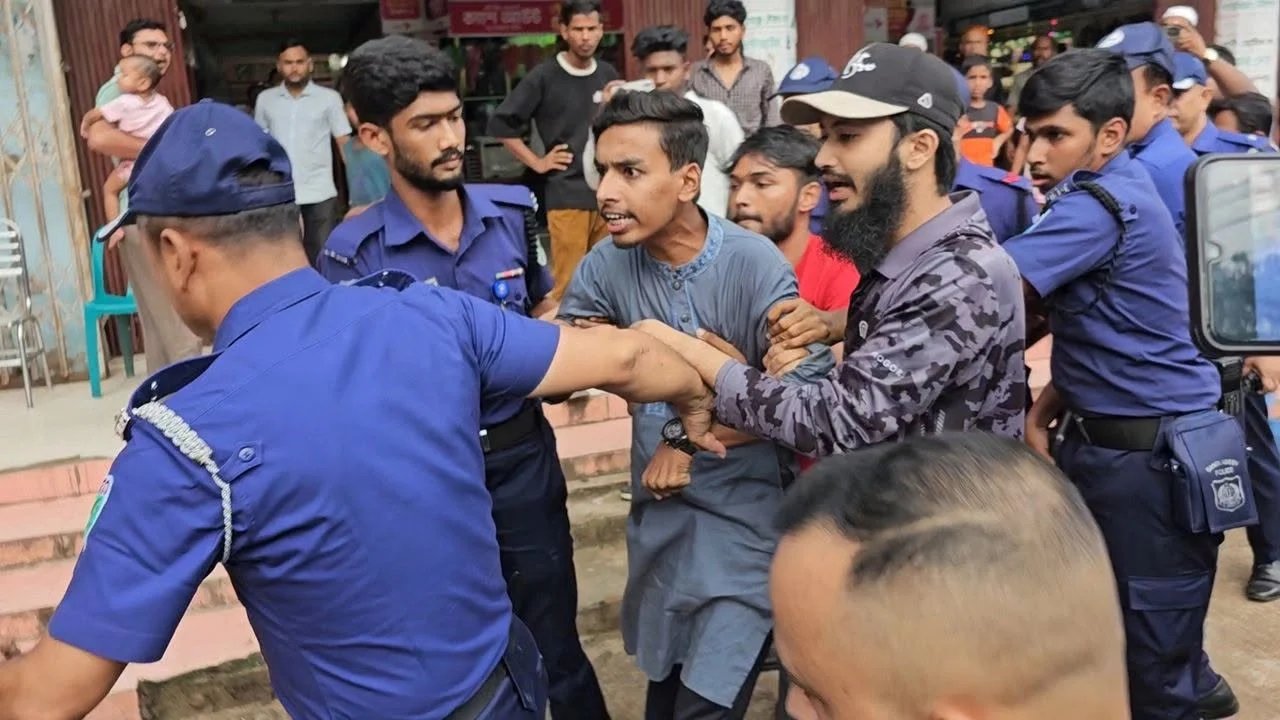 লোডশেডিং ও মূল্যবৃদ্ধির প্রতিবাদে মিছিল, বৈষম্যবিরোধী ৩ ছাত্রনেতা আটক