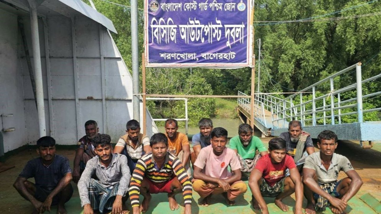 সমুদ্রে ইঞ্জিন বিকল হয়ে ভাসতে থাকা ১২ জেলেকে উদ্ধার করল কোস্টগার্ড