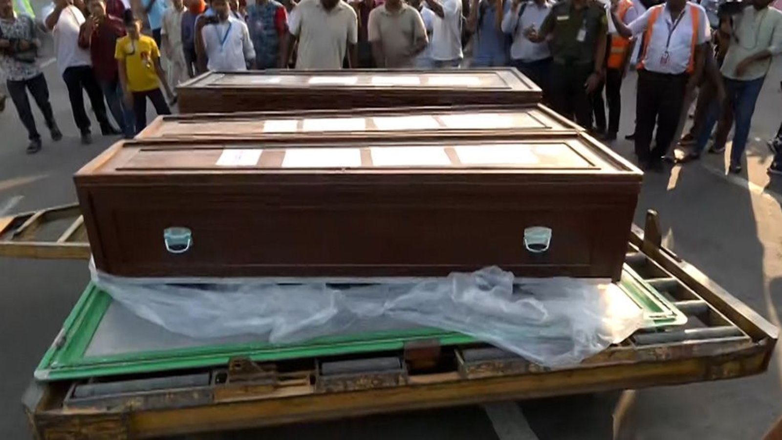 দেশে ফিরিয়ে আনা সৌদি অগ্নিকাণ্ডে প্রাণ হারানো ৯ বাংলাদেশির দাফন — 1