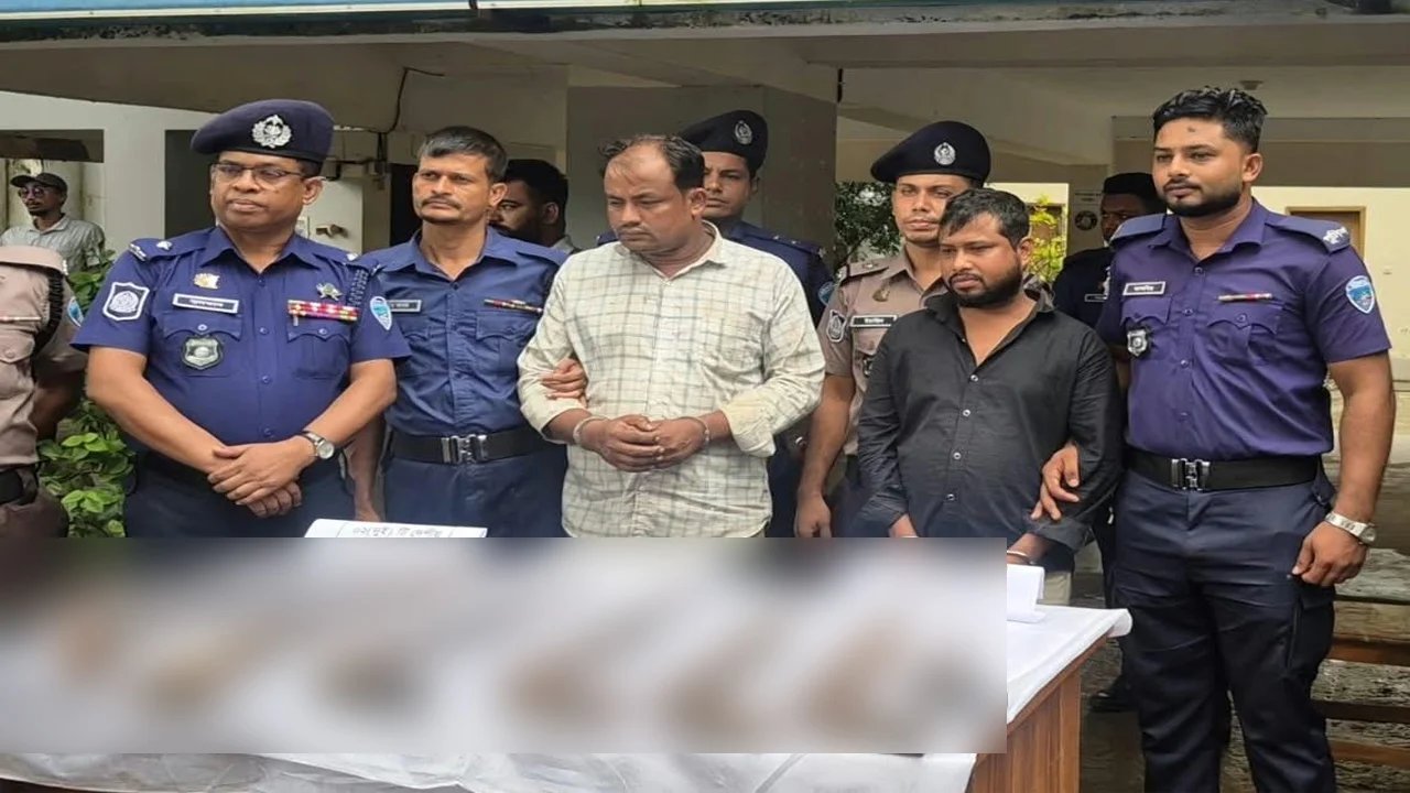 মহেশখালীতে সিএনজিতে তল্লাশি, ব্যাগভর্তি অস্ত্রসহ আটক ২