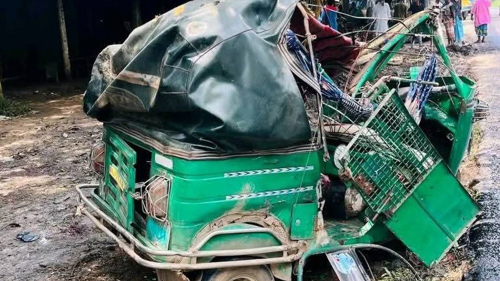 গাজীপুরে সিএনজি-কাভার্ডভ্যানের মুখোমুখি সংঘর্ষে মা-ছেলেসহ নিহত ৩