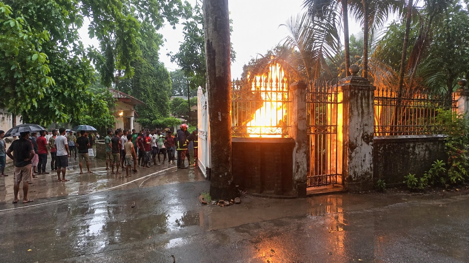বজ্রপাতের পর বিদ্যুৎমন্ত্রী ইকবাল হাসান মাহমুদ টুকুর সিরাজগঞ্জের বাসায় আগুন