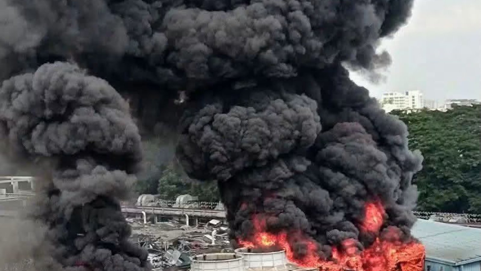 মহাখালীতে ব্রিটিশ আমেরিকান টোব্যাকোর পুরোনো ভবনে ভয়াবহ আগুন, নিয়ন্ত্রণে