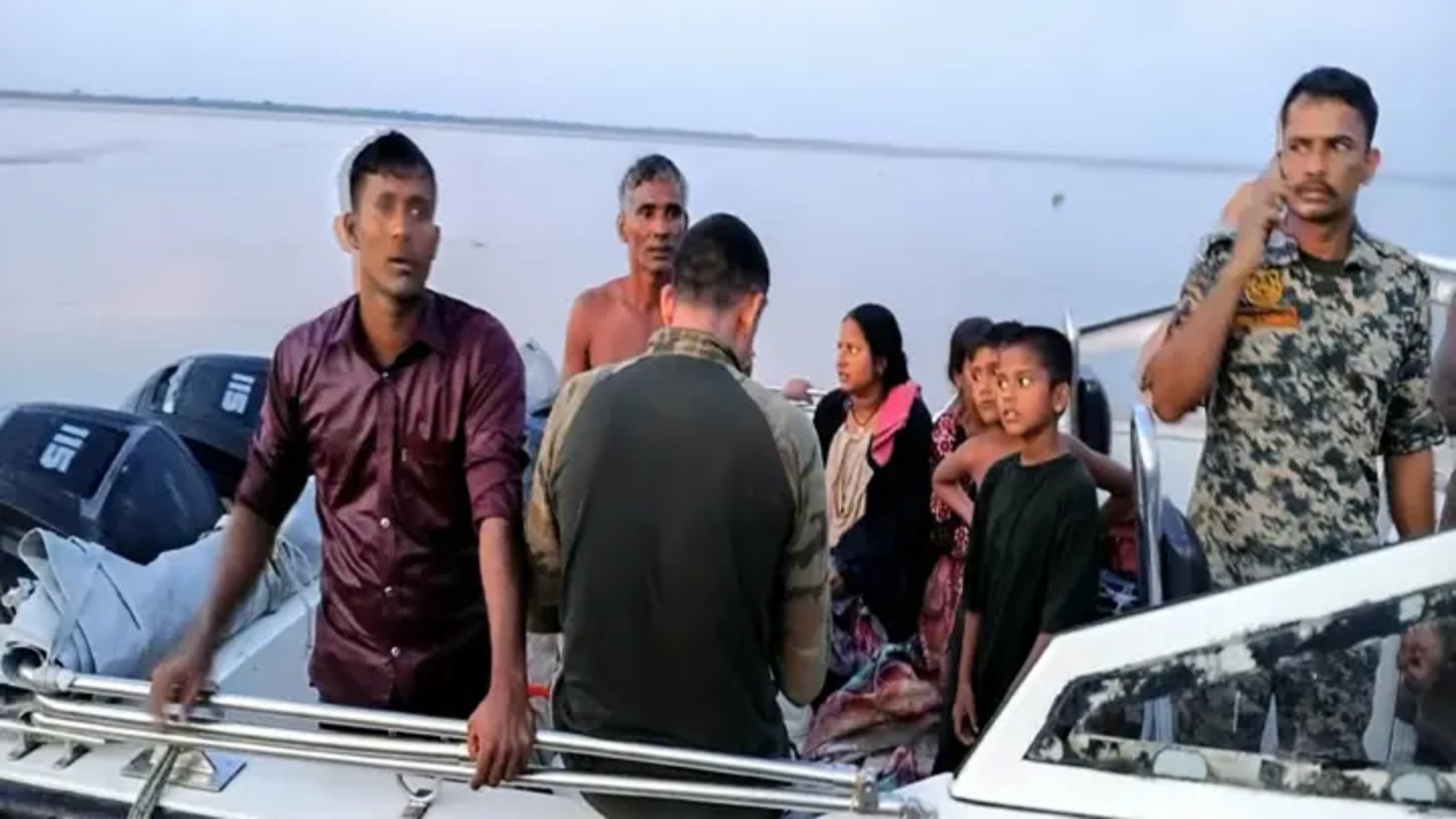 পদ্মায় নৌকাডুবি: ভেসে ভারতে ১১ জন, জীবিত উদ্ধার করল বিএসএফ