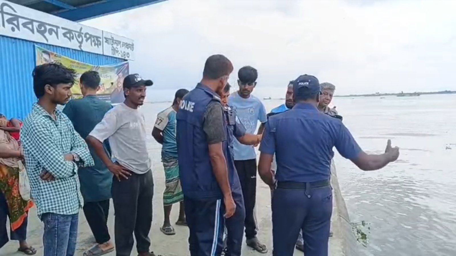 লঞ্চ থেকে নামতে গিয়ে মেঘনায় পড়ে নিখোঁজ যুবক, এমভি মুকবিল-২সহ আটক ২ স্টাফ