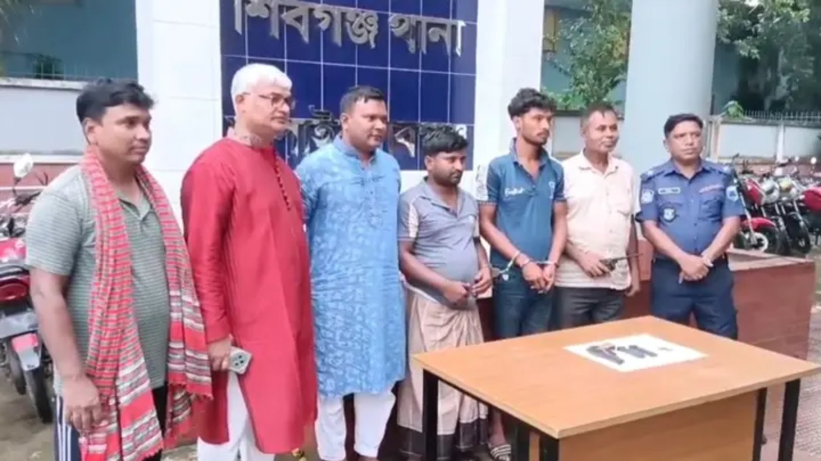 শিবগঞ্জে কোমর থেকে বিদেশি পিস্তল উদ্ধার, সহযোগীসহ আটক ২
