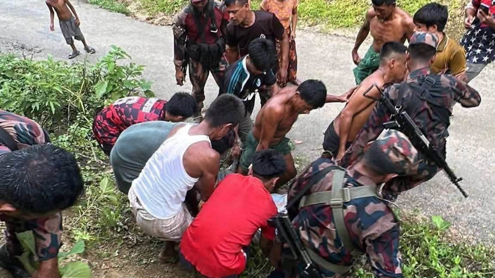 তিন্দু যাওয়ার পথে পর্যটকবাহী গাড়ি খাদে, প্রাণ গেল ২ জনের