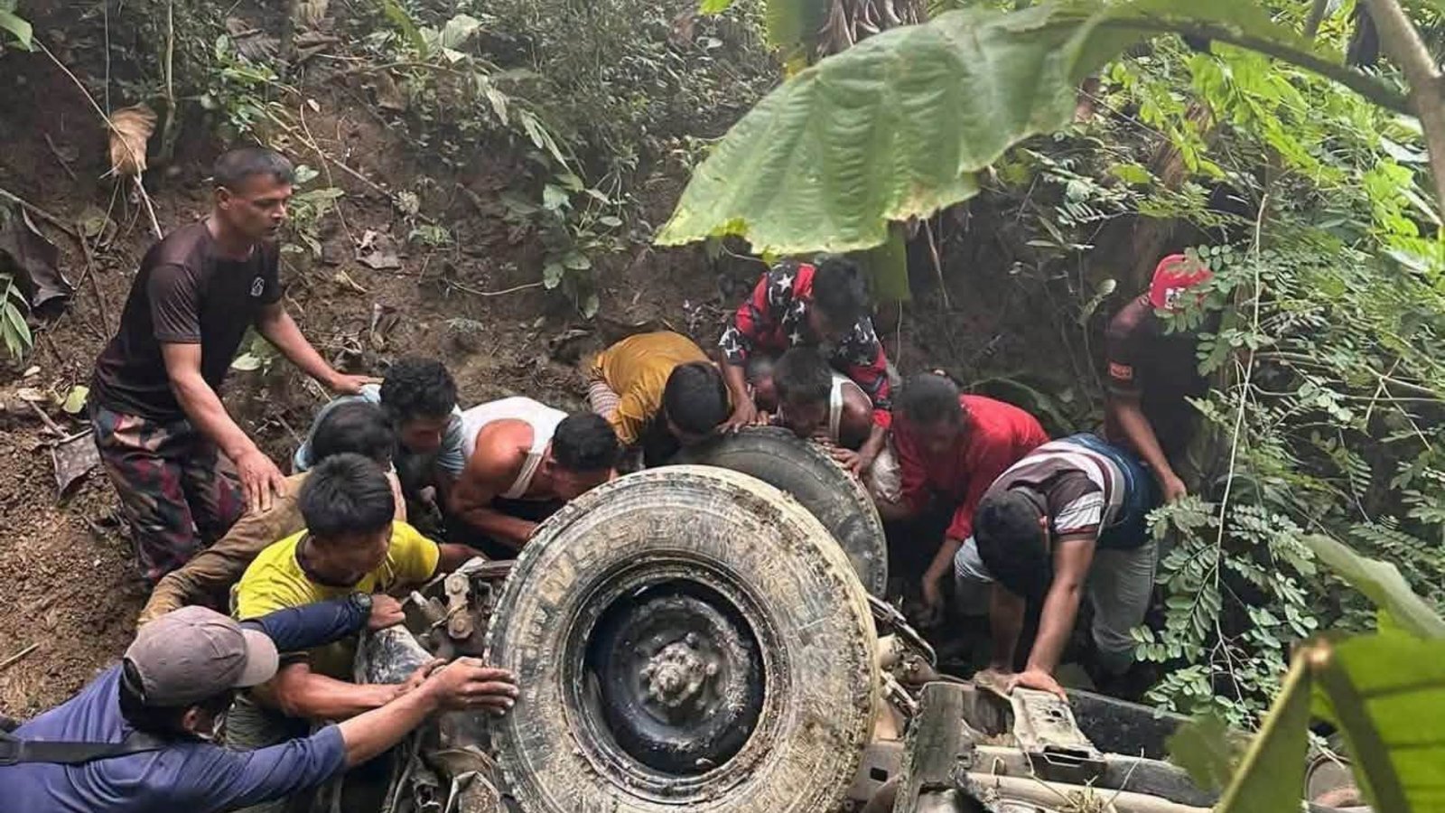 তিন্দু যাওয়ার পথে পর্যটকবাহী গাড়ি খাদে, প্রাণ গেল ২ জনের