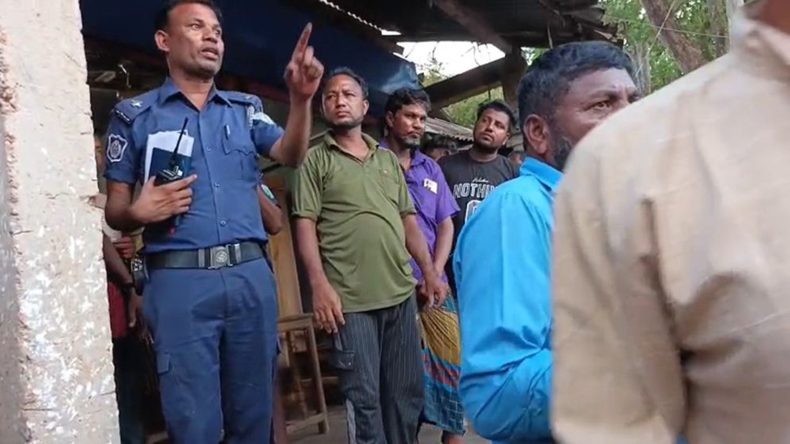‘ঘুষ খাওয়ার জন্যই পোশাক’ মন্তব্য ভাইরাল, চুনারুঘাটের এএসআই পুলিশ লাইনে