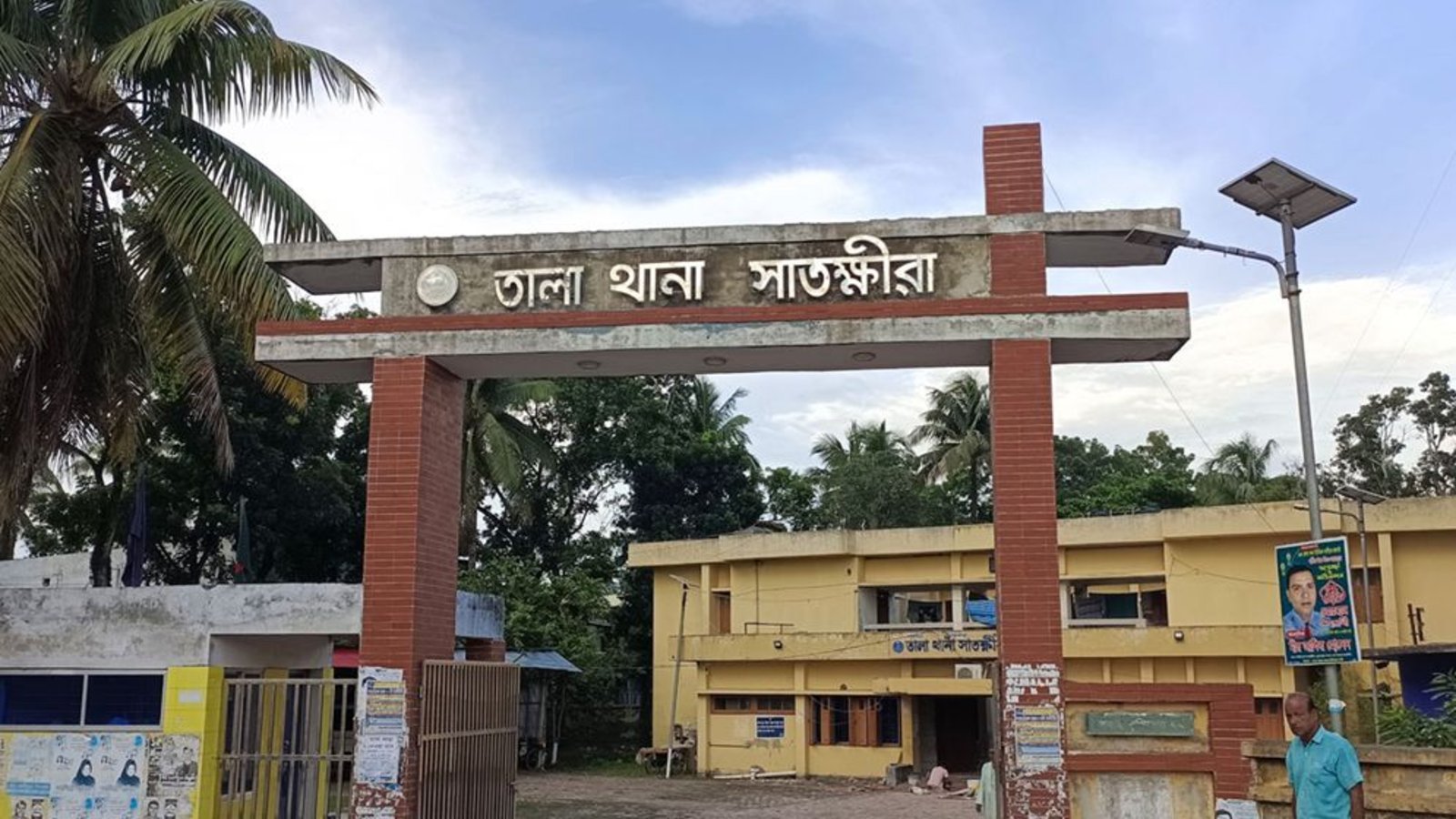 বাবাকে খুঁটিতে বেঁধে মারধরের ৩ দিন পর কলেজছাত্রীর মৃত্যু, পরিবারের দাবি হত্যা