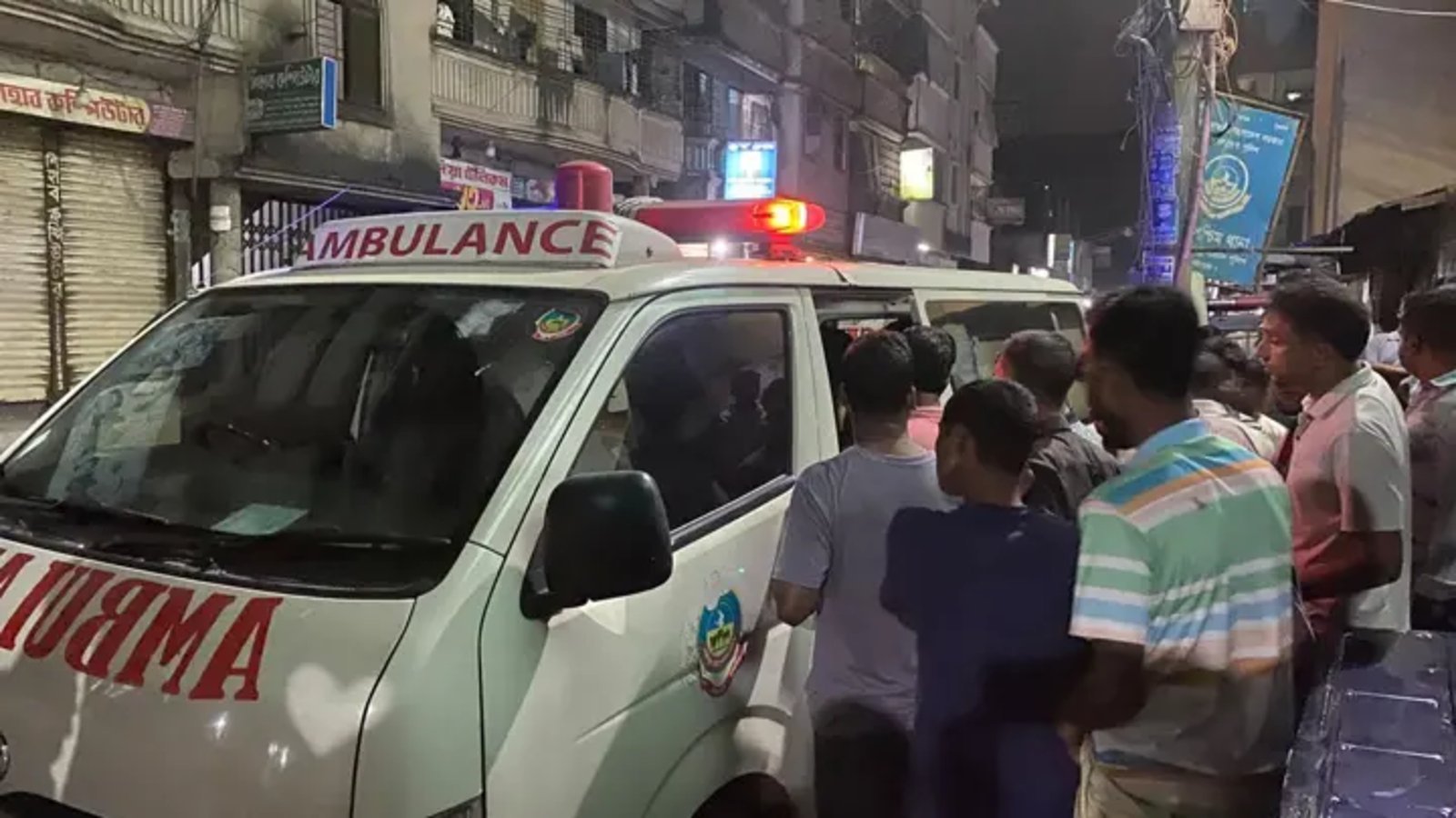 টঙ্গীতে ছিনতাইবিরোধী অভিযানে এসআইকে ধারালো অস্ত্রের আঘাত, আটক ২