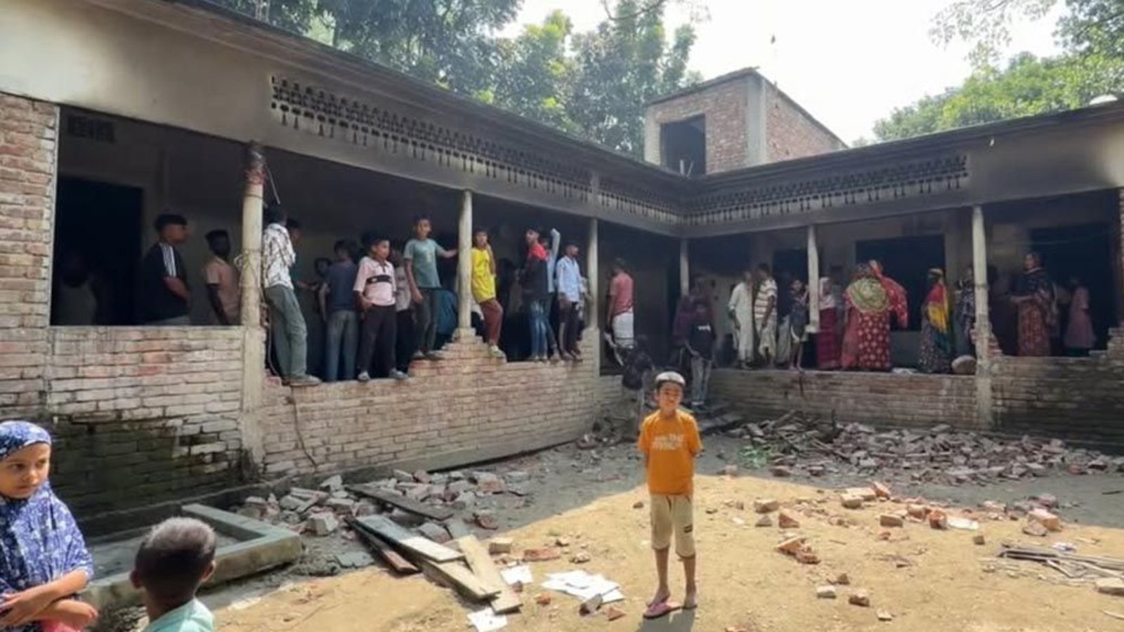 পাবনায় মাদরাসাছাত্রীকে ধর্ষণচেষ্টার অভিযোগে পরিচালক আটক, ক্ষুব্ধ জনতার ভাঙচুর-অগ্নিসংযোগ