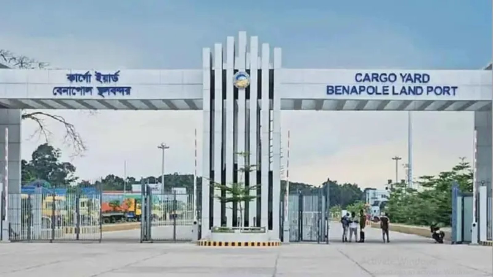 আট দিনের অচলাবস্থা কাটিয়ে সচল বেনাপোল বন্দর, কমতে শুরু করেছে ট্রাকের জট