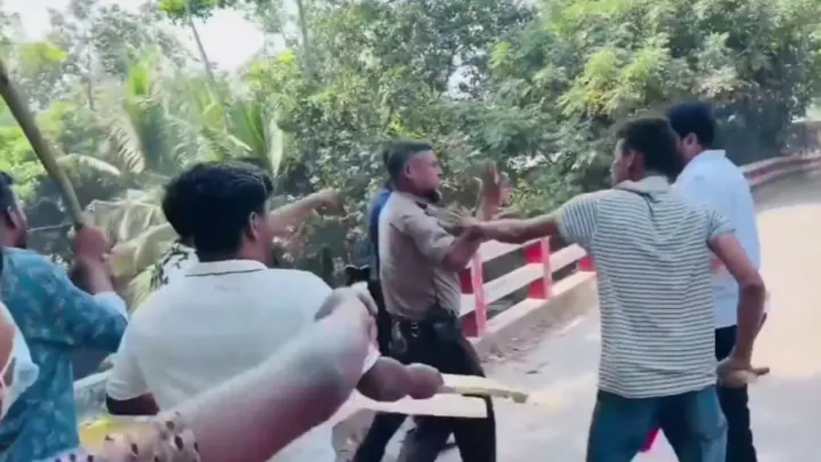 গোপালগঞ্জে ছাত্রলীগ-যুবলীগের মিছিল ঘিরে পুলিশের গাড়িতে হামলা, আহত ২ সদস্য