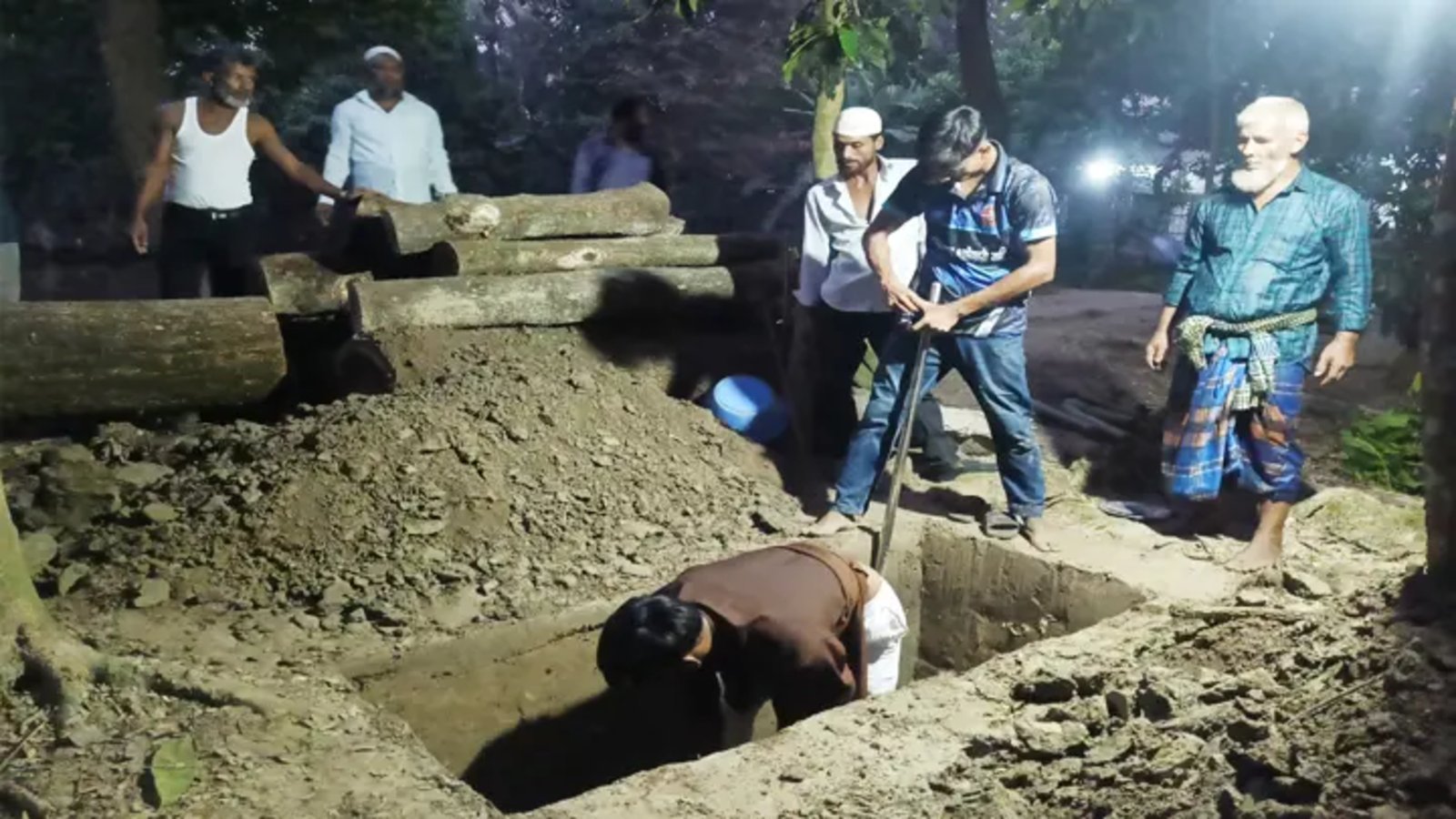চাঁদপুরে সম্পত্তির বিরোধে গোরস্থানে দাফনে বাধা, শেষ আশ্রয় হলো বাড়ির আঙিনা